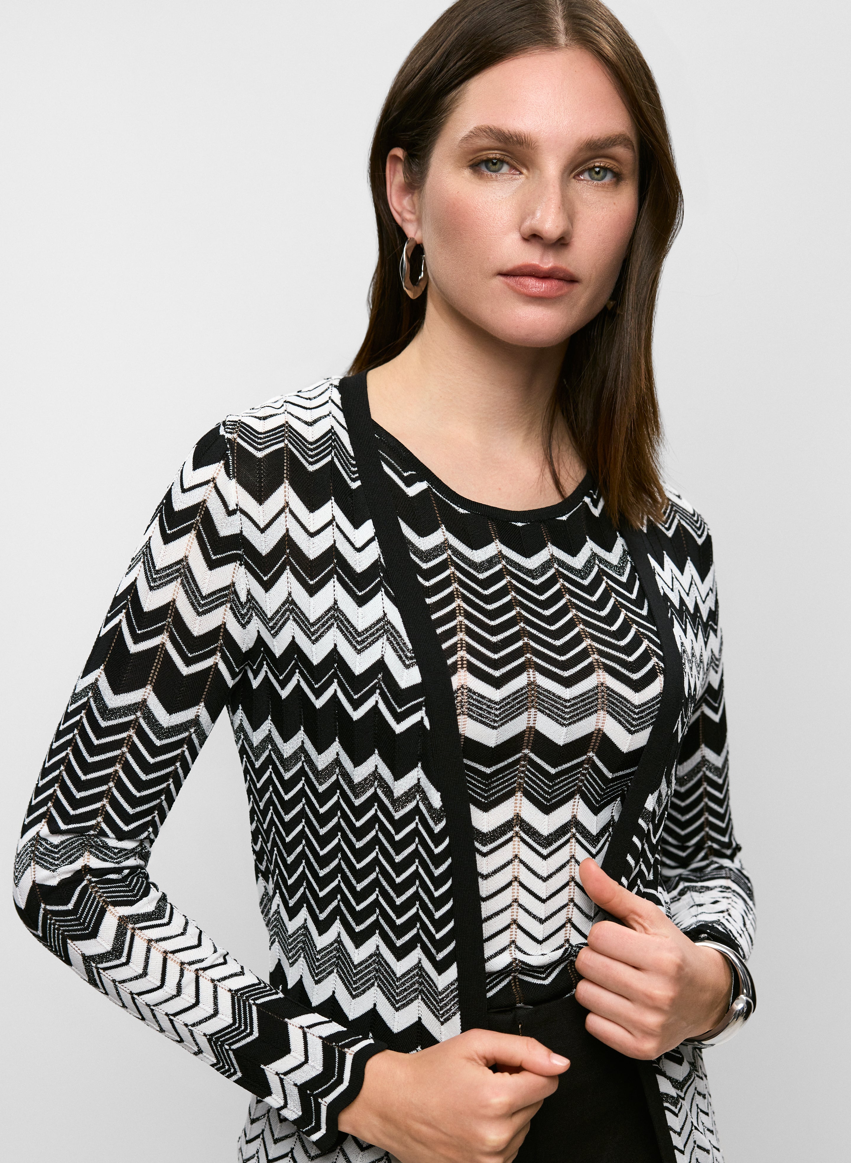 Long Zigzag Print Cardigan White Pattern Details 1