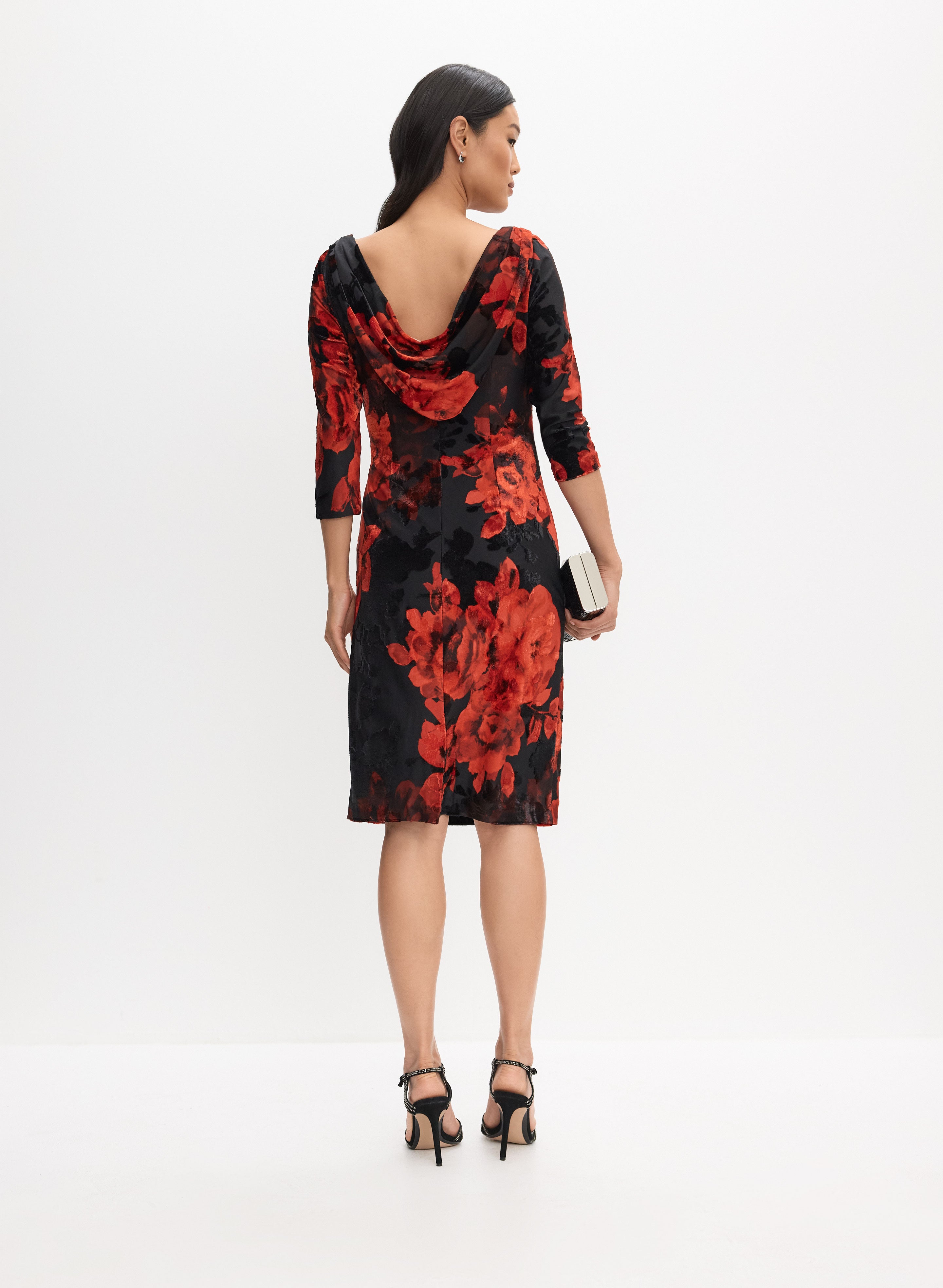 Adrianna Papell☆ラインストーン付き黒フェークファーショール Faux Fur Wrap With Stone Brooch In Black - Adrianna Papell